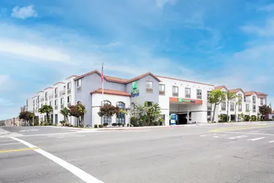 Photo 2 - Holiday Inn Express Hotel & Suites Hermosa Beach by IHG