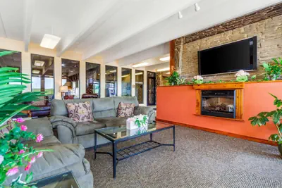 Photo 5 - Econo Lodge Inn & Suites Brookings