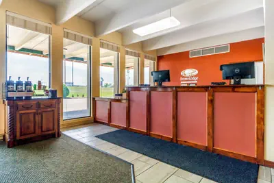 Photo 4 - Econo Lodge Inn & Suites Brookings