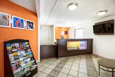 Photo 3 - Motel 6 Dayton, OH - Englewood
