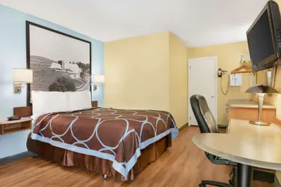 Photo 4 - Super 8 by Wyndham Findlay