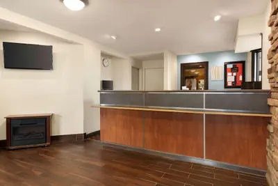 Photo 3 - Super 8 by Wyndham Findlay