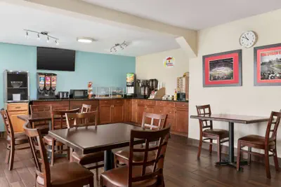 Photo 2 - Super 8 by Wyndham Findlay