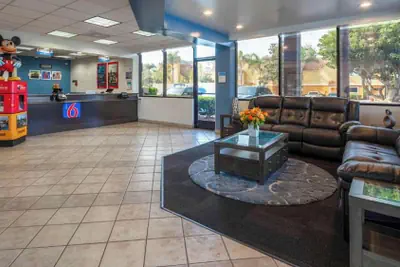 Photo 4 - Motel 6 Anaheim Maingate