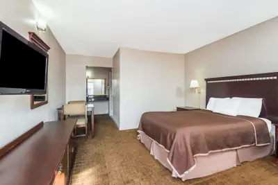Photo 4 - Howard Johnson by Wyndham Springfield