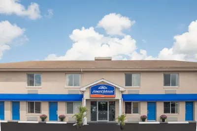Photo 2 - Howard Johnson by Wyndham Springfield