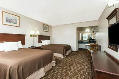 Photo 5 - Howard Johnson by Wyndham Springfield