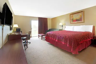 Photo 2 - Days Inn and Suites by Wyndham St. Louis/Westport Plaza