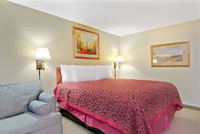 Photo 4 - Days Inn and Suites by Wyndham St. Louis/Westport Plaza