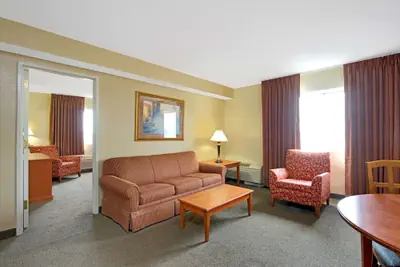 Photo 5 - Days Inn and Suites by Wyndham St. Louis/Westport Plaza