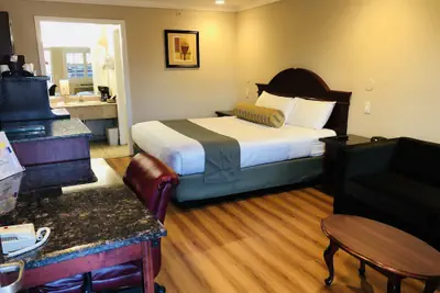 Photo 5 - Dynasty Suites Hotel Riverside