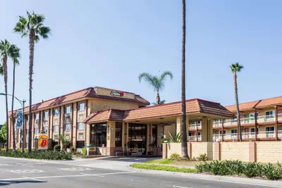 Photo 2 - Super 8 by Wyndham Anaheim/Disneyland Drive