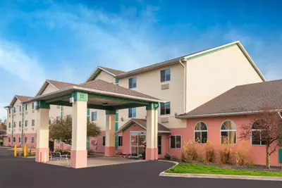 Photo 2 - Baymont by Wyndham Galesburg