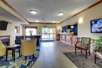 Photo 3 - Baymont by Wyndham Galesburg
