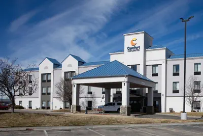 Photo 2 - Comfort Inn & Suites Hutchinson