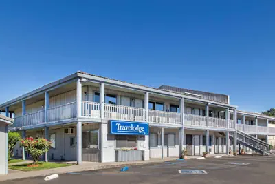 Photo 2 - Travelodge by Wyndham Clearlake