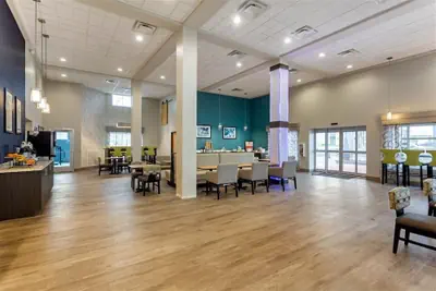 Photo 5 - Days Inn & Suites by Wyndham Bowling Green