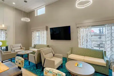 Photo 3 - Days Inn & Suites by Wyndham Bowling Green