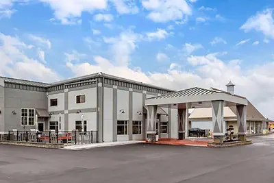 Photo 2 - Days Inn & Suites by Wyndham Bowling Green