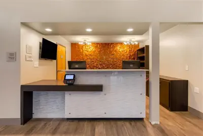 Photo 4 - Days Inn & Suites by Wyndham Bowling Green