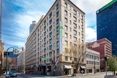 Photo 2 - Holiday Inn Express and Suites Atlanta Downtown by IHG