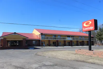 Photo 2 - Econo Lodge Cadillac