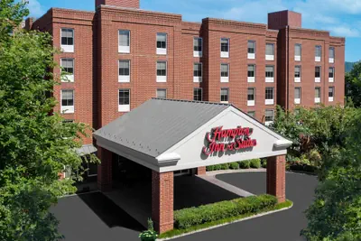Photo 2 - Hampton Inn & Suites Charlottesville-At the University