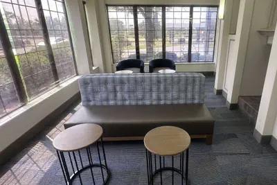 Photo 3 - La Quinta Inn & Suites by Wyndham South Holland