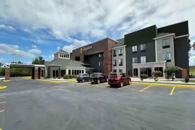 Photo 2 - La Quinta Inn & Suites by Wyndham South Holland