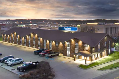 Photo 2 - Travelodge by Wyndham Elkhart