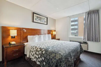 Photo 5 - Econo Lodge Inn & Suites Waterloo Downtown