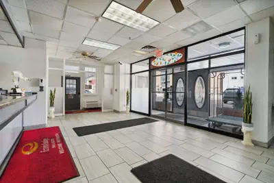 Photo 4 - Econo Lodge Inn & Suites Waterloo Downtown