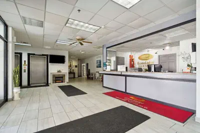 Photo 3 - Econo Lodge Inn & Suites Waterloo Downtown