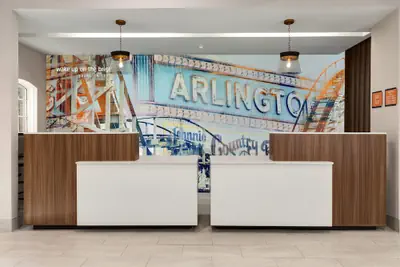 Photo 3 - La Quinta Inn & Suites by Wyndham Dallas Arlington South