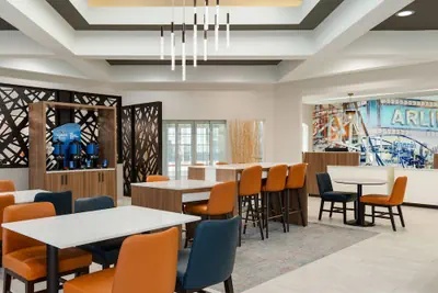 Photo 4 - La Quinta Inn & Suites by Wyndham Dallas Arlington South