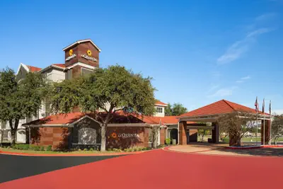 Photo 2 - La Quinta Inn & Suites by Wyndham Dallas Arlington South