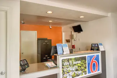 Photo 4 - Motel 6 Everett, WA - North
