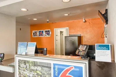 Photo 5 - Motel 6 Everett, WA - North