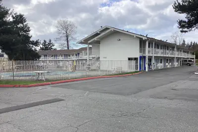 Photo 2 - Motel 6 Everett, WA - North