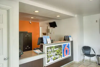 Photo 3 - Motel 6 Everett, WA - North