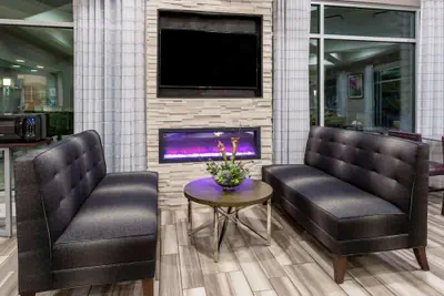 Photo 4 - La Quinta Inn & Suites by Wyndham Denver Boulder-Louisville