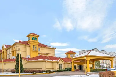 Photo 2 - La Quinta Inn & Suites by Wyndham Salt Lake City Airport