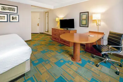 Photo 5 - La Quinta Inn & Suites by Wyndham Salt Lake City Airport