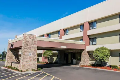 Photo 2 - Quality Inn & Suites Warren - Detroit