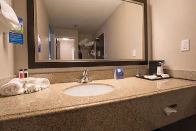 Photo 4 - Baymont by Wyndham Detroit Airport/Romulus
