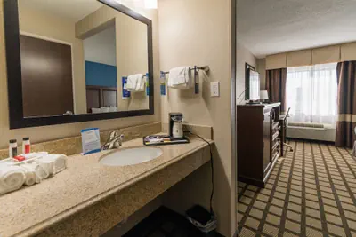 Photo 5 - Baymont by Wyndham Detroit Airport/Romulus