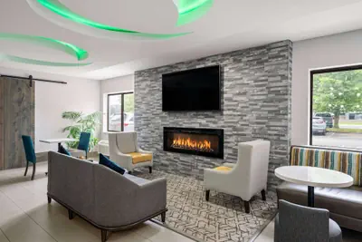 Photo 3 - La Quinta Inn by Wyndham Indianapolis Airport Executive Dr