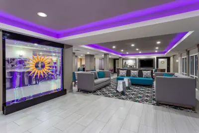 Photo 3 - La Quinta Inn & Suites by Wyndham Effingham