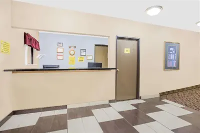 Photo 2 - Boarders Inn & Suites by Cobblestone Hotels - Waterloo/Cedar Falls