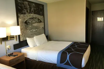 Photo 3 - Boarders Inn & Suites by Cobblestone Hotels - Waterloo/Cedar Falls